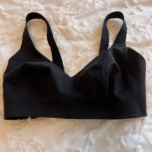 black lululemon sports bra